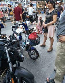 大妈骑车爆料视频播放,揭秘街头奇闻轶事  第3张